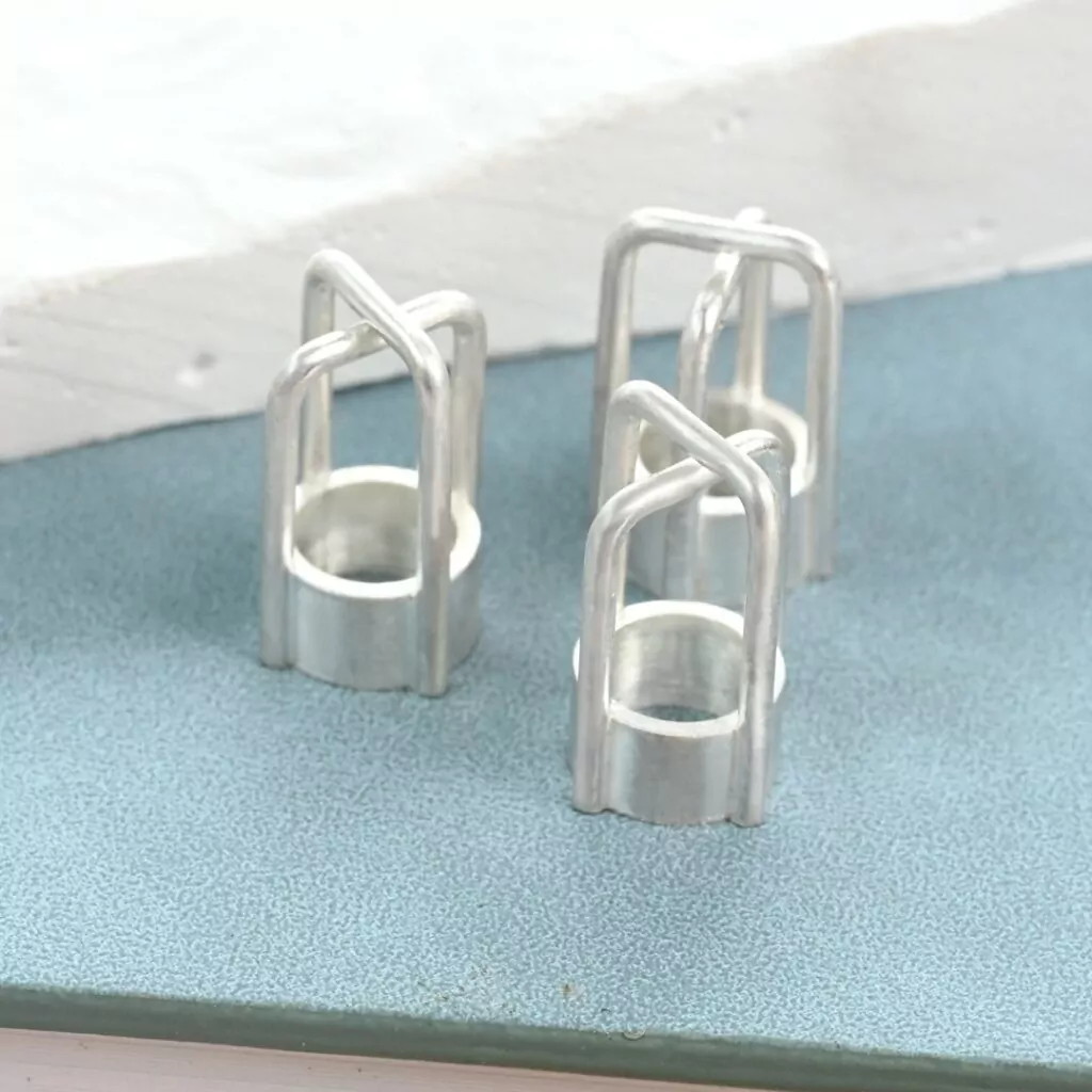 Prong settings before stone setting