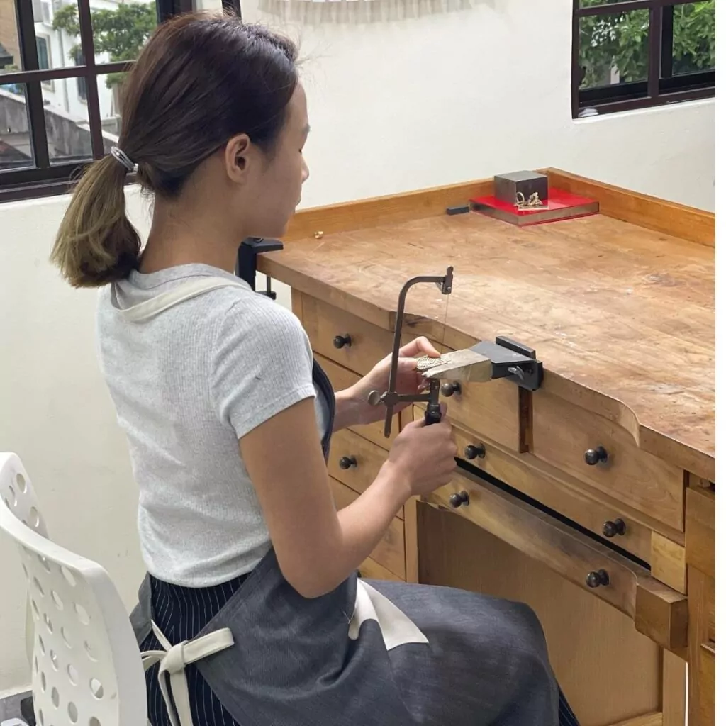 correct posture for saw piercing