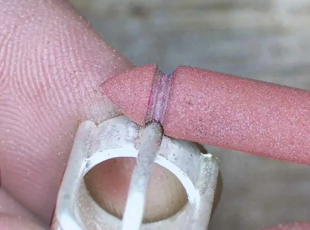Using a modified rubber wheel for making a prong setting